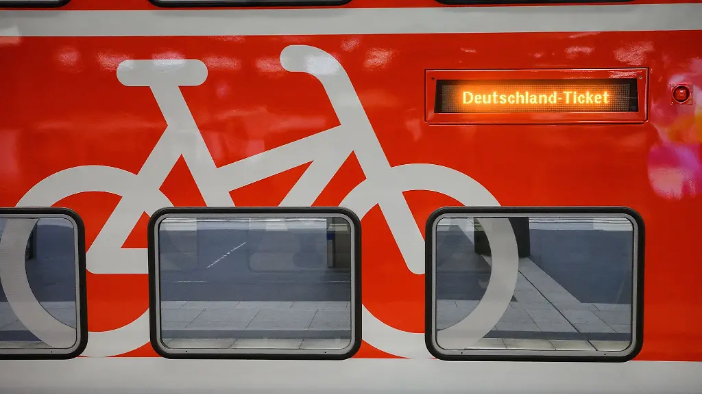 Das-Display-einer-Regionalbahn-zeigt-das-Wort-Deutschland-Ticket-an