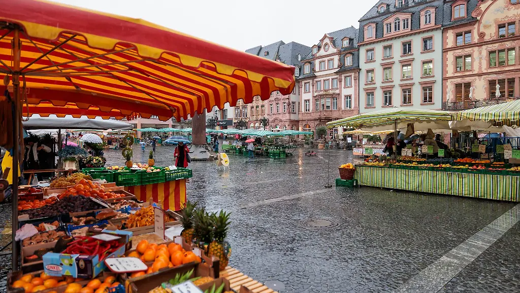 Obst-und-Gemuesestaende-auf-dem-Mainzer-Wochenmarkt
