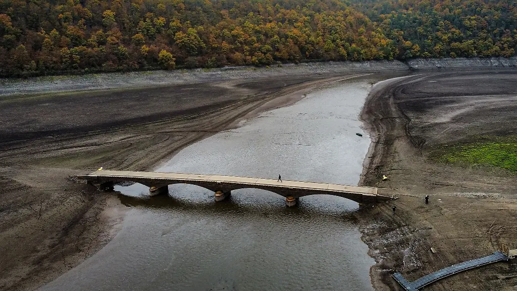 Die-alte-Aseler-Bruecke-Am-Edersee-taucht-bei-sinkendem-Wasserstand-derzeit-wieder-das-Edersee-Atlantis-auf
