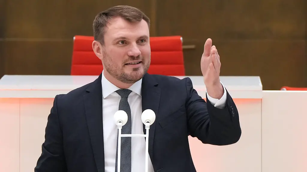 Der-Brandenburger-SPD-Fraktionschef-Daniel-Keller-spricht-im-Landtag