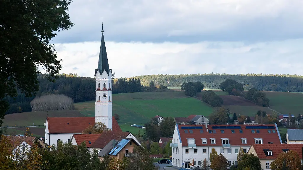 Die-Kirche-ueberragt-die-Haeuser-von-Hohenkammer