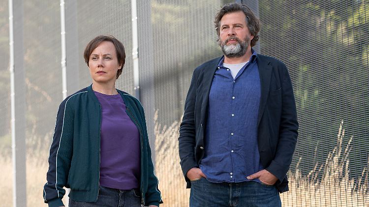 Verbringen im aktuellen "Tatort" viel Zeit hinter hohen Zäunen: Tobler (Eva Löbau) und Berg (Hans-Jochen Wagner).