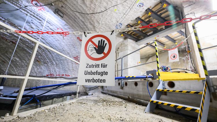 Derzeit versuchen die Experten vor Ort, mögliche Schadstellen ausfindig zu machen.