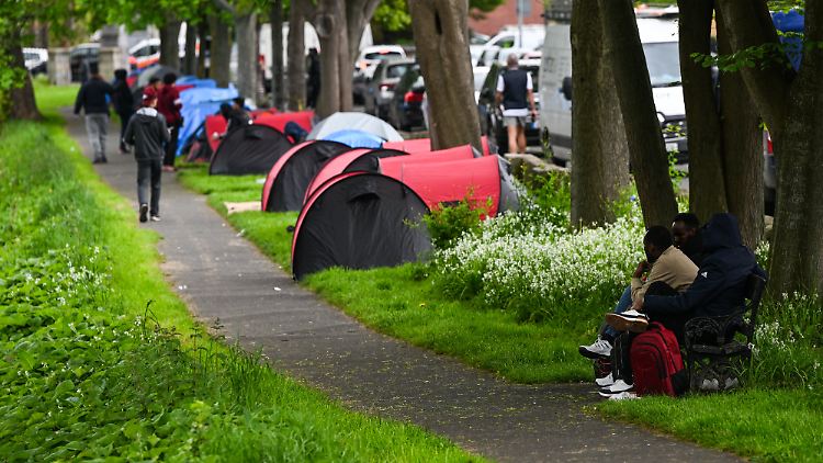 Sorge vor Abschiebung nach Ruanda: Asylsuchende aus Großbritannien campieren im irischen Dublin. 
