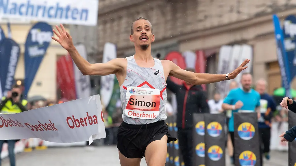 Sieger-Simon-Boch-aus-Deutschland-regiert-im-Ziel-waehrend-des-Linz-Donau-Marathons-Beim-Frankfurt-Marathon-ist-er-am-Start