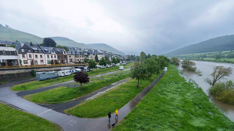 Auch der Pegel der Mosel steigt gefährlich hoch. Im rheinland-pfälzischen Zeltingen-Rachtig muss ein Wohnmobilstellplatz geräumt werden.