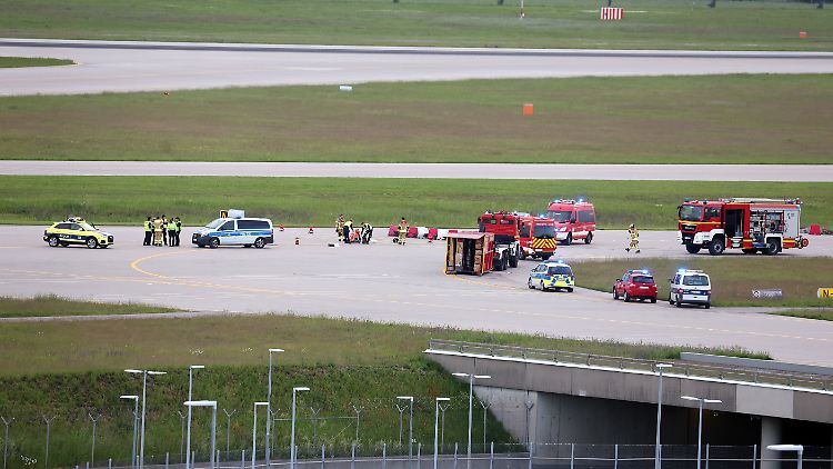 Die Klimaaktivisten, die auf das Rollfeld des Münchener Airports eingedrungen sind, wurden von der Polizei festgenommen.