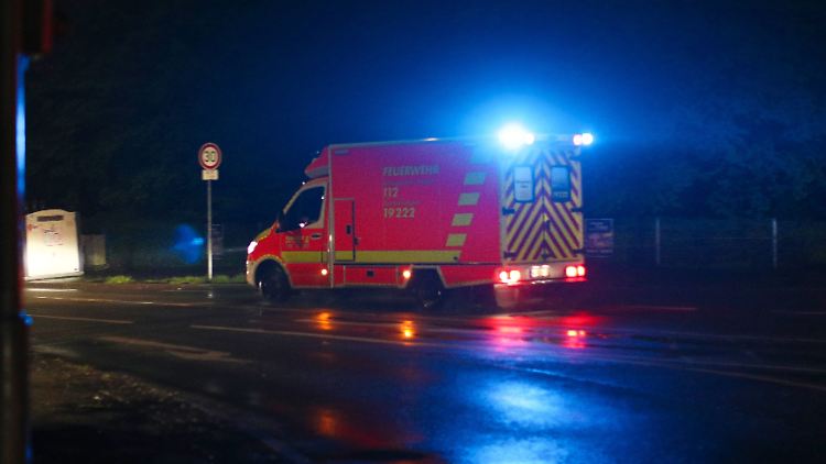 Bei der nächtlichen Aktion waren 60 Einsatzkräfte und 21 Fahrzeuge im Einsatz. (Archivbild)