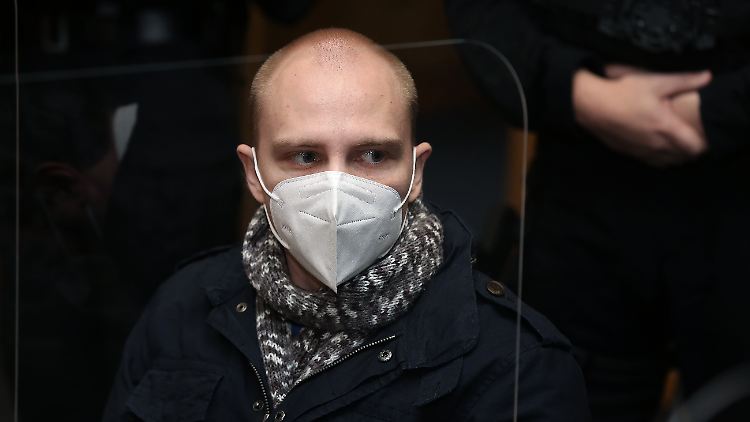 Wegen des rassistischen und antisemitischen Anschlags in Halle war Balliet 2020 zu einer lebenslangen Freiheitsstrafe mit anschließender Sicherungsverwahrung verurteilt worden.