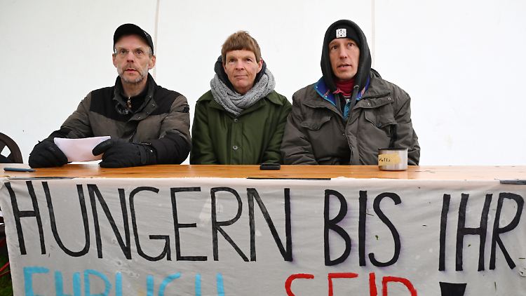 Hungern für den Klimaschutz: Michael Winter (mittig) musste vorzeitig aufgeben, seine Mitstreiter machen weiter.
