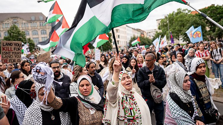 Seit dem Terrorangriff der islamistischen Hamas auf Israel am 7. Oktober 2023 gibt es in Berlin wöchentlich Demonstrationen.