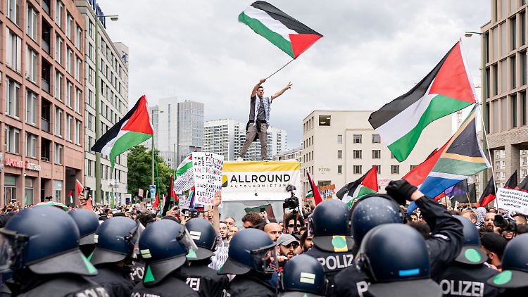 Palästinensische Flaggen wie hier auf einer Demonstration in Berlin wird es auf der Fanmeile nicht geben.