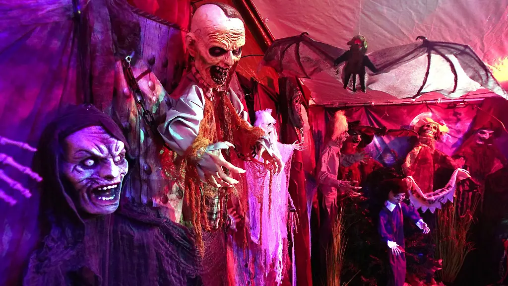 Skelette-und-Geisterpuppen-stehen-in-einem-Zelt-des-Halloweenhauses-im-Stadtteil-Kuecknitz
