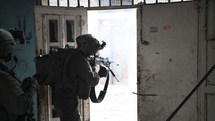 Die Leichen wurden bei einer Operation von Armee und Inlandsgeheimdienst geborgen. Hier zu sehen: ein israelischer Soldat in Rafah. 