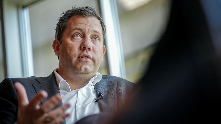 Klingbeil fühlt sich durch das Urteil in seiner eigenen Einschätzung bestärkt, dass die AfD eine rechtsextremistische Partei sei. 
