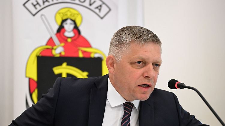 Der slowakische Premierminister Robert Fico ist nach dem Attentat auf ihn außer Lebensgefahr.