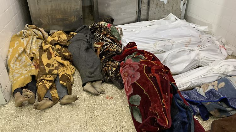 Die Leichen getöteter Palästinenser werden ins Al-Aksa- Krankenhaus in Deir al-Balah gebracht. Dort werden auch die Überlebenden behandelt.
