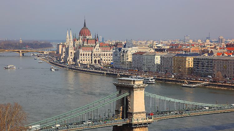 Rund 55 Kilometer nördlich der ungarischen Hauptstadt Budapest ereignete sich auf der Donau ein Schiffsunglück, bei dem mindestens zwei Menschen gestorben sind.