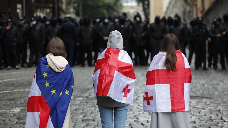 Über Wochen waren die Menschen in der Hauptstadt Tiflis auf die Straße gegangen, um gegen das Gesetz zu protestieren.