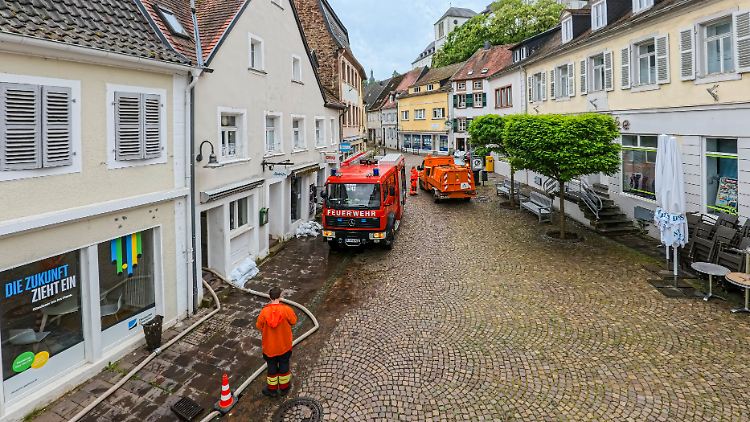 Enorme Regenmengen hatten im Saarland und in Rheinland-Pfalz für Überflutungen, Erdrutsche und vollgelaufene Straßen und Keller gesorgt.