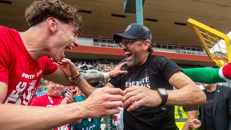 "Pele" Wollitz darf 20 Minuten nach Abpfiff endlich zu seinem Team, hier schreit er Stürmer Tim Heike an.