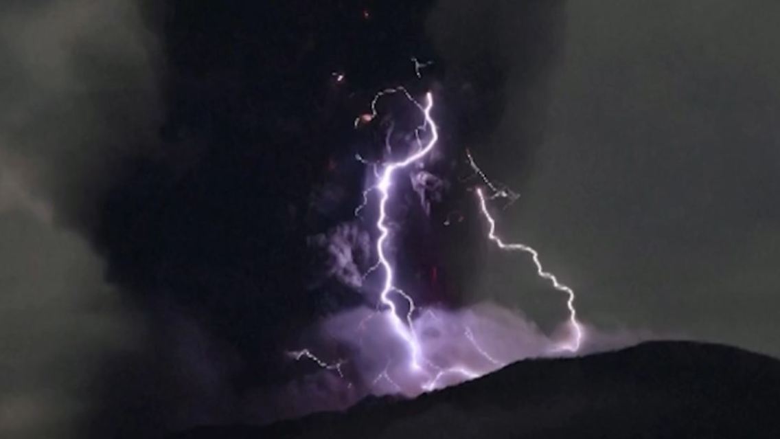 Vulkan Indonesien Gewitter.jpg