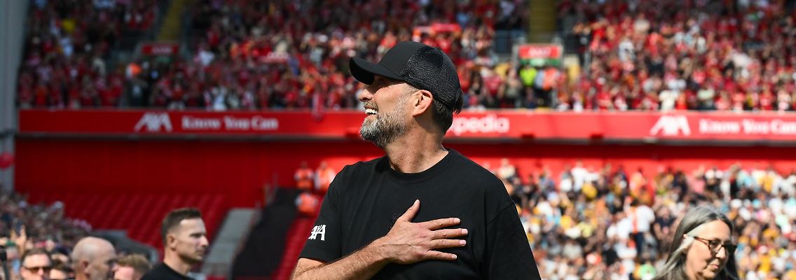 Jürgen Klopp begrüßt die Fans vor seinem letzten Spiel an der Anfield Road.