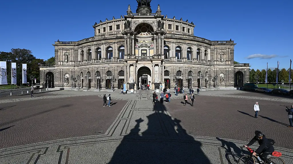 Die-Semperoper-wird-vom-Sonnenlicht-angestrahlt