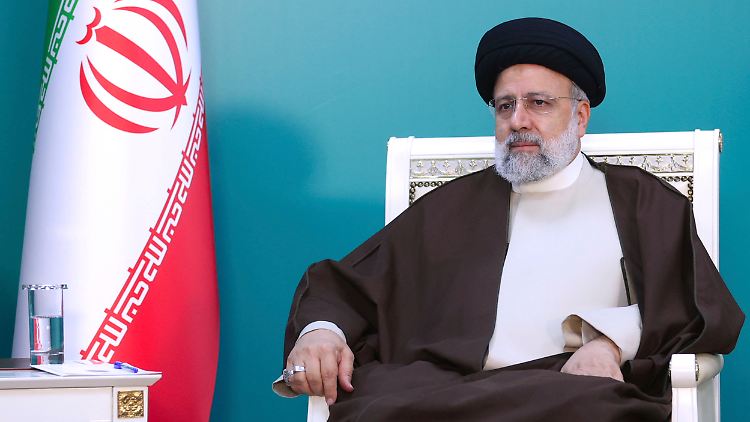 Raisi wurde 2021 im zweiten Anlauf zum Präsidenten gewählt. Der 63-Jährige gilt als Hardliner. 