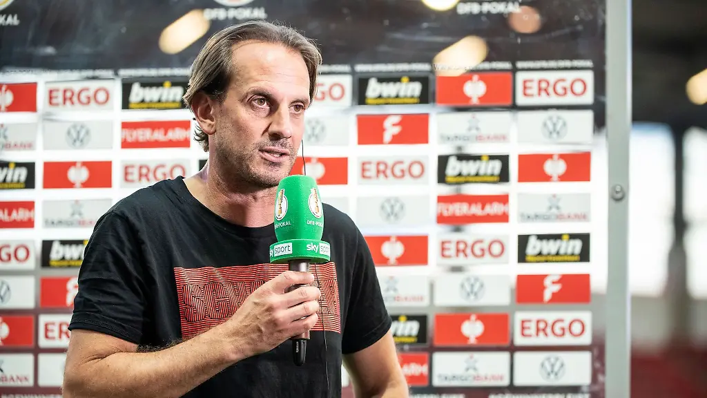 Trainer-Ruediger-Rehm-vom-FC-Ingolstadt-gibt-ein-Interview