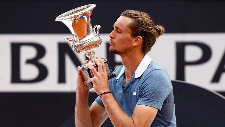 Zverev und der Siegerpokal.
