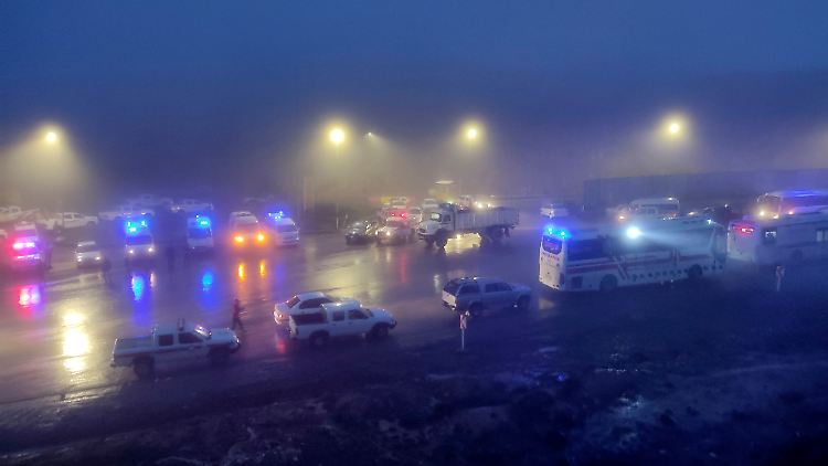 Rettungsteams in der Nähe der Absturzstelle. Ob das Wrack mit dem iranischen Präsidenten an Bord bereits gefunden wurde, ist unklar.
