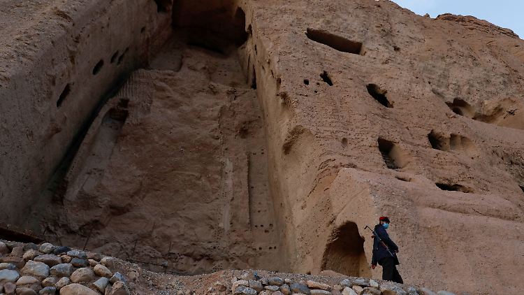 Ein Taliban bewacht die Ruinen der Buddha-Statuen in der Provinz Bamijan, wo die Touristen erschossen wurden.