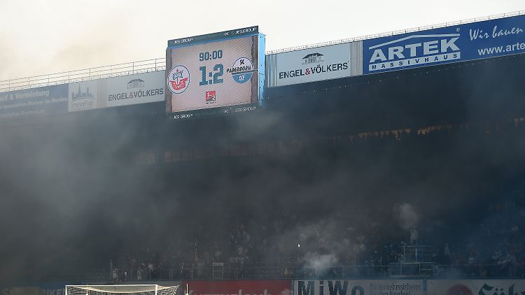 Dicker Rauch vernebelt die Tribünen.