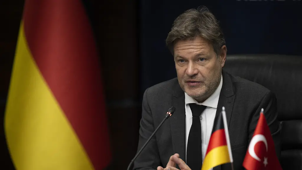Wirtschaftsminister-Robert-Habeck-bei-einer-Pressekonferenz-infolge-eines-Treffens-der-deutsch-tuerkischen-Wirtschafts-und-Handelskommission-Jetco