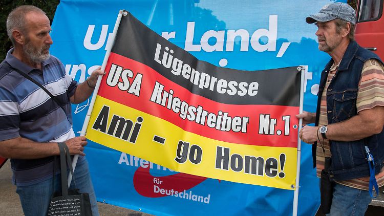 Das Transparent ist viele Jahre alt, der Antiamerikanischmus unter AfD-Anhängern hat sich einer Studie zufolge jedoch bewahrt.
