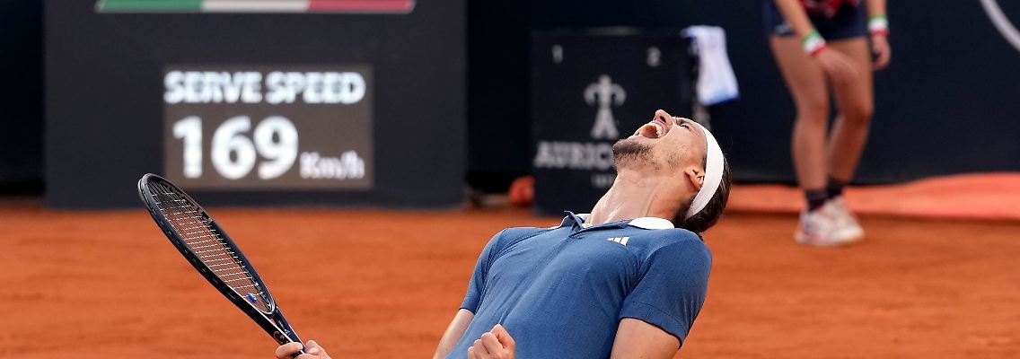 Alexander Zverev jubelt nach seinem Sieg über Jarry im Finale von Rom.