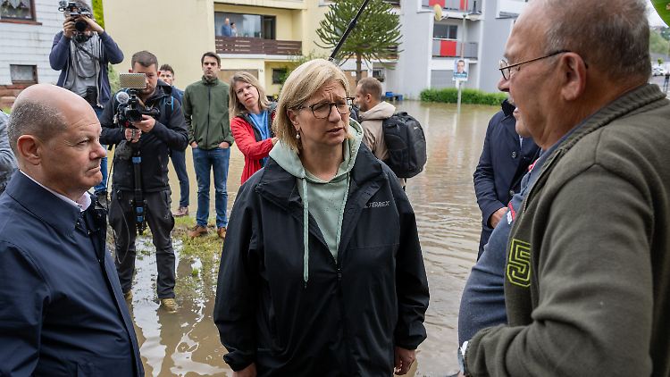 Ministerpräsidentin Rehlinger und Kanzler Scholz im Gespräch mit einem vom Hochwasser betroffenen Bürger.