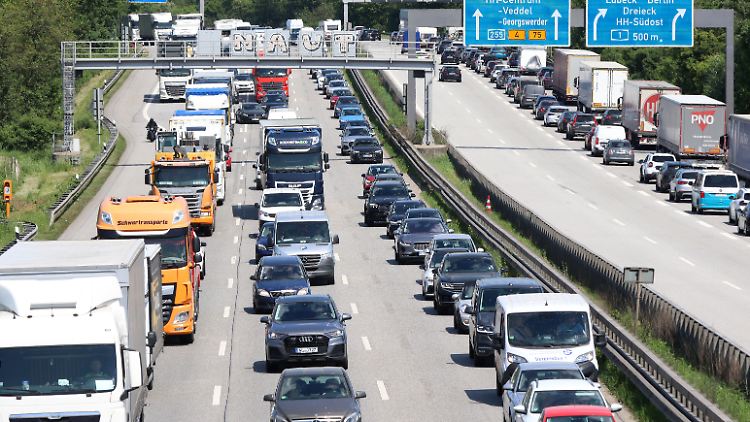 Bundesweit nehmen fast vier Millionen Menschen täglich einen Arbeitsweg von mehr als 50 Kilometer auf sich.