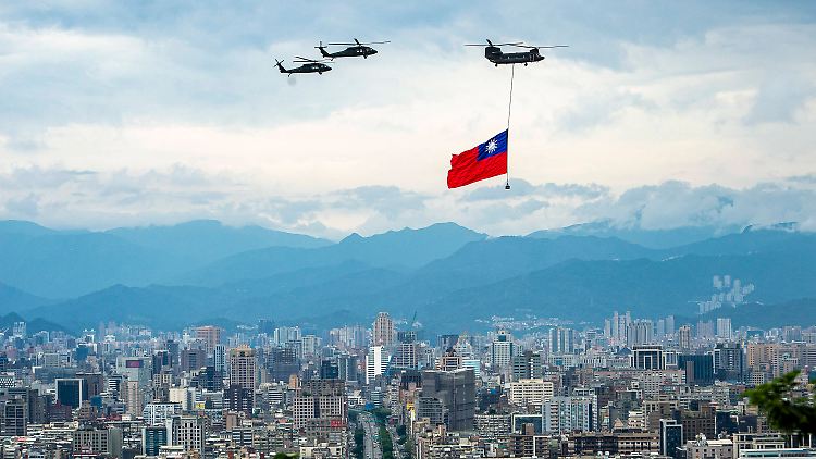 Aus Anlass der Vereidigung des neuen Präsidenten Lai Ching-te fliegen Militärubschrauber mit der Nationalflagge über der Hauptstadt Taipeh.
