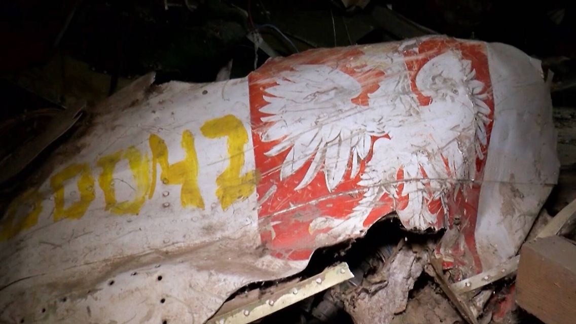 ... stürzt beim Landeanflug in der Nähe der westrussischen Stadt Smolensk ab. Die Katastrophe wurde auf die wegen Nebels schlechte Sicht, auf Fehler der polnischen Piloten sowie auf Fehler der russischen Fluglotsen zurückgeführt.