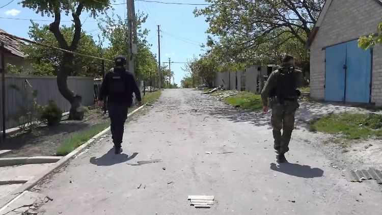 Bilohoriwka 2022: Ukrainische Soldaten auf den Straßen.