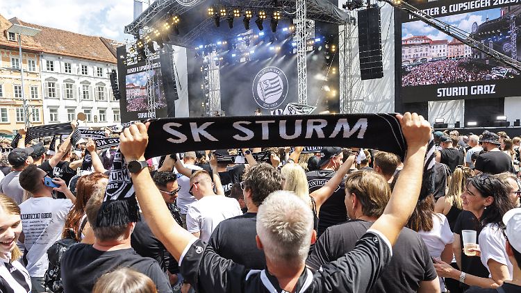 Sturm-Fans feiern am Grazer Hauptplatz den Meistertitel.