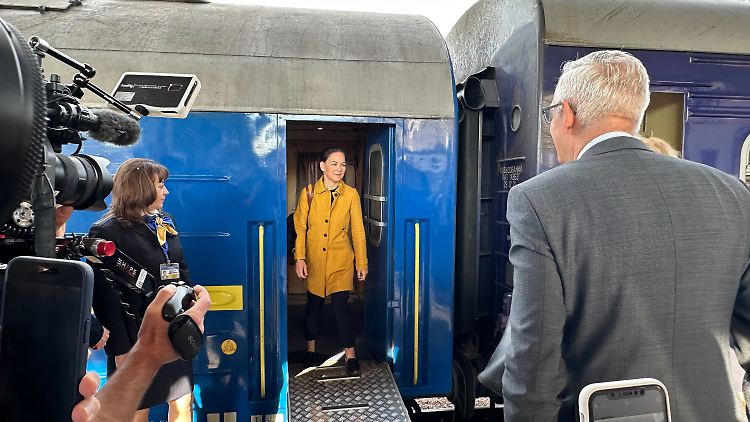 Baerbock trifft mit dem Zug in Kiew ein.