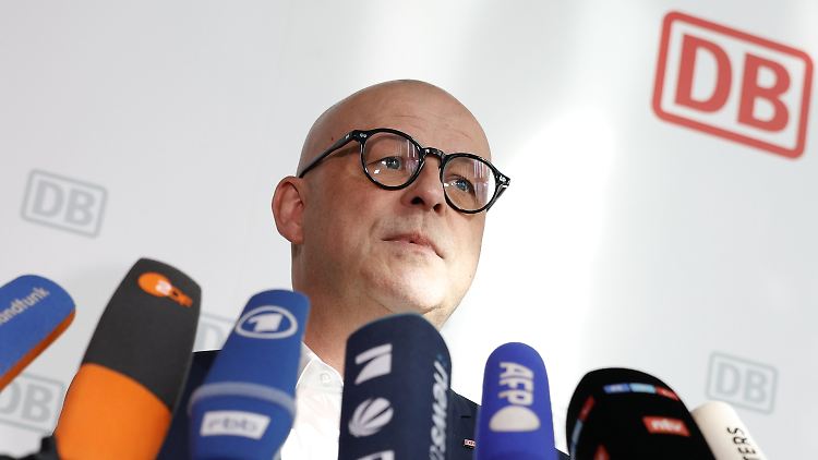 Martin Seiler, Personalvorstand der Deutschen Bahn, spricht Ende März bei einer Pressekonferenz in Berlin. 