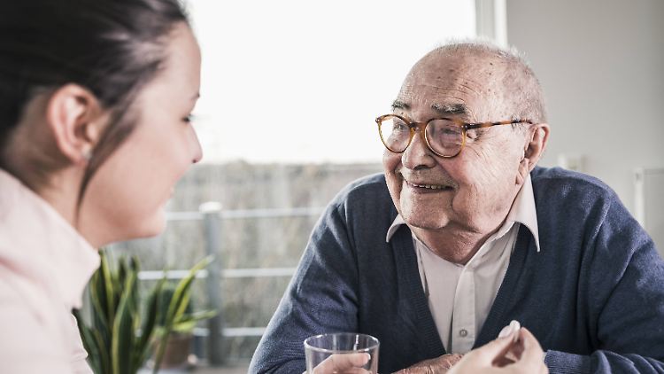 Die Pflege von Familienangehörigen fällt überwiegend Frauen zu. Für viele mit Konsequenzen im eigentlichen Job.