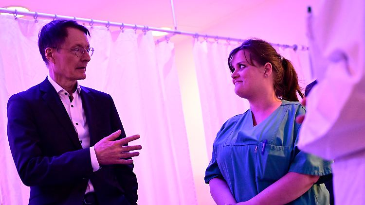 Bundesgesundheitsminister Lauterbach unterhält sich Anfang Mai bei einem Besuch eines Sana-Klinikums in Berlin mit einer Krankenschwester - über die Möglichkeit, bald Homeoffice zu machen?