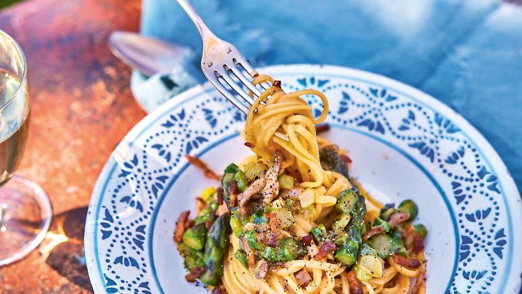 Die Carbonara gehört zu den italienischen Klassikern. Mit grünem Spargel schmeckt sie richtig frühlingsfrisch.