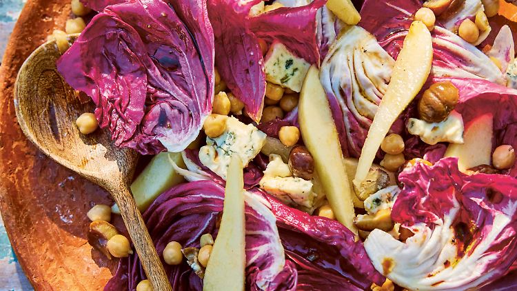 In diesem Salat harmoniert der leicht bittere Geschmack des Radicchios wunderbar mit saftigen, süßen Birnen und cremigem Gorgonzola.