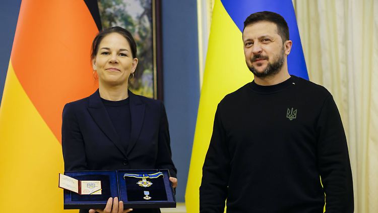 Der ukrainische Präsident Selenskyj übergab Außenministerin Baerbock die dritte Stufe des Ordens Jaroslaw der Weise.
